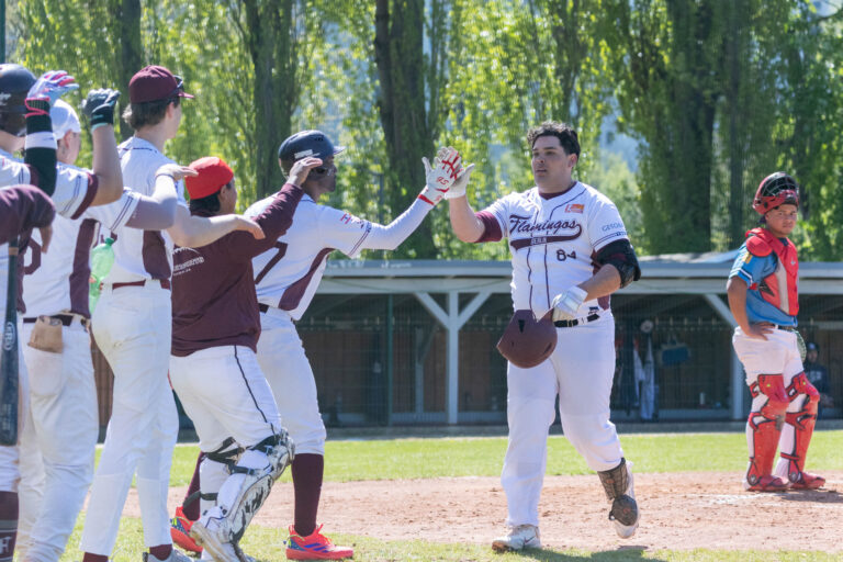 Ricardo Mendoza nach dem Grand-Slam-Homerun auf dem Weg zur Home-Plate