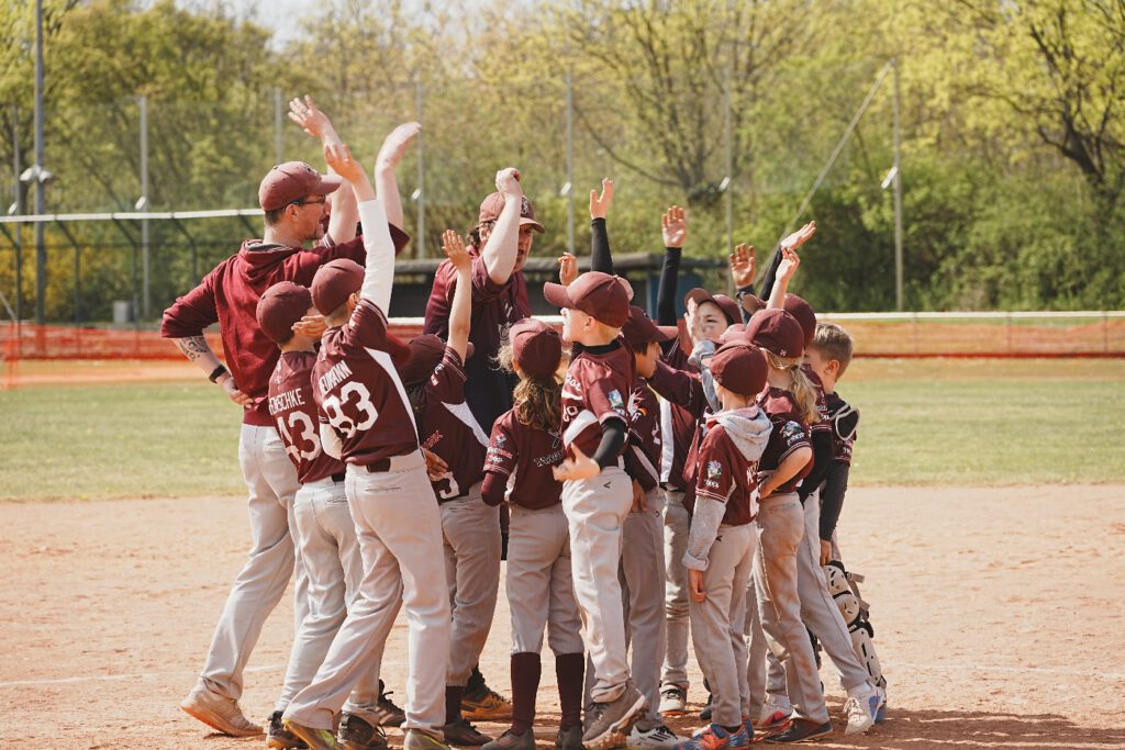 Das Coach Pitch Team der Flamingos jubelt