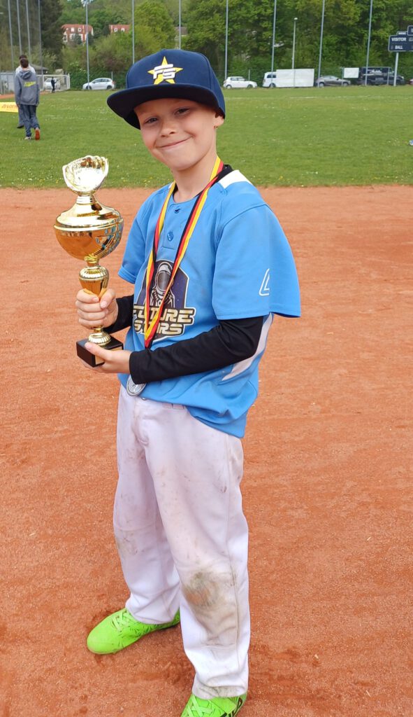 Melwin Rocek mit seinem Pokal