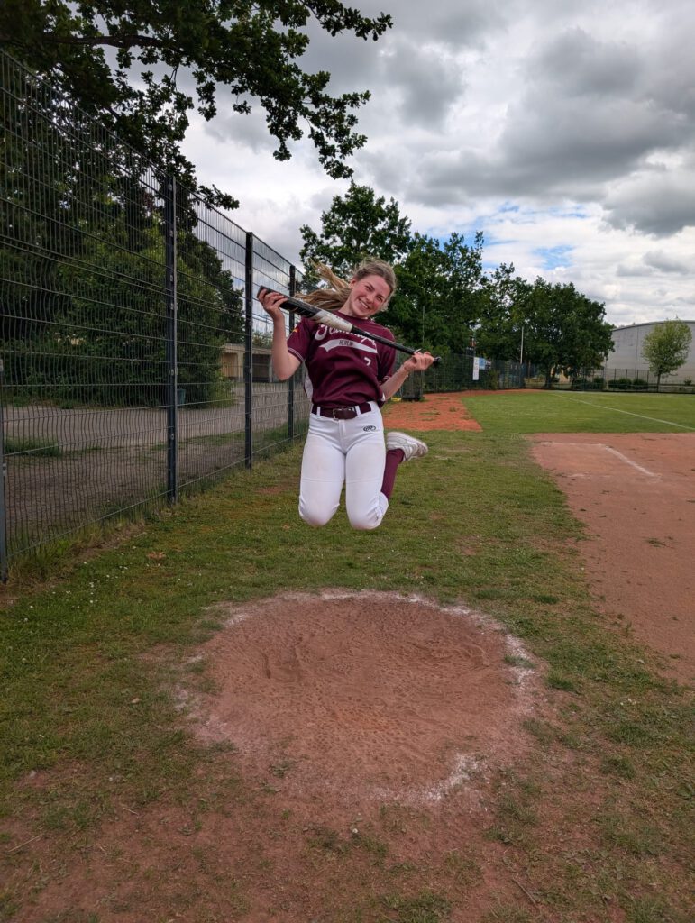 Eine Softball-Spielerin der Flamingos macht einen Luftsprung 2026-06-09