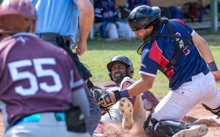 Aaron Nieves schafft es knapp auf die Home-Plate